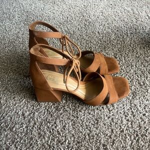like new gb cognac block heels